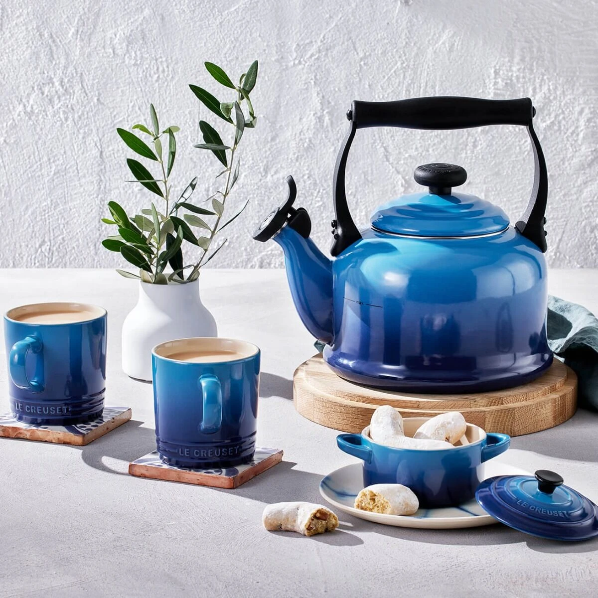 Le Creuset Tradition fluitketel 2,1 liter staal Azure Le Creuset Tradition Fluitketel 2,1 Liter Staal Azure -Beroemde Keukenseries Winkel 40102022200000 alt4