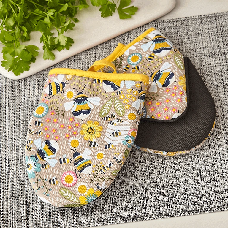 Ulster Weavers Bee Keeper kleine ovenwant katoen geel 2 stuks Ulster Weavers Bee Keeper Kleine Ovenwant Katoen Geel 2 Stuks -Beroemde Keukenseries Winkel bee keeper mitts klein 1