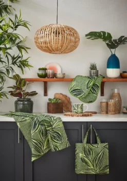 Ulster Weavers Geo Leaves Ovenwant Katoen Groen -Beroemde Keukenseries Winkel geo leaves main 2 1