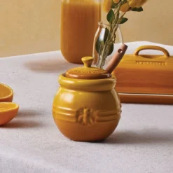 Le Creuset Honingpot Met Spatel Aardewerk Nectar -Beroemde Keukenseries Winkel le creuset honingpot met spatel aardewerk nectar 1