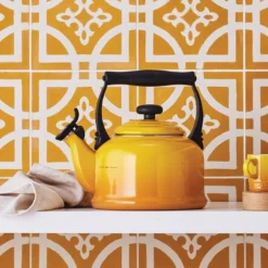 Le Creuset Tradition Fluitketel 2,1 Liter Staal Nectar -Beroemde Keukenseries Winkel le creuset tradition fluitketel 2 1 liter staal nectar 1