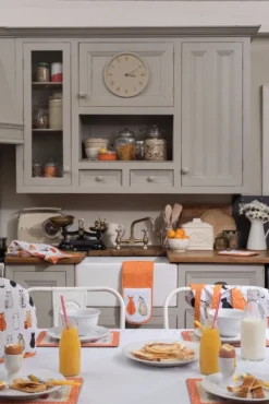 Ulster Weavers Cats In Waiting Ovenwant Katoen Oranje -Beroemde Keukenseries Winkel lifestyle ncaw 0023 1 1