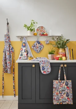 Ulster Weavers Mediterranean Plates Schort Katoen Blauw -Beroemde Keukenseries Winkel mediterranean plates main klein